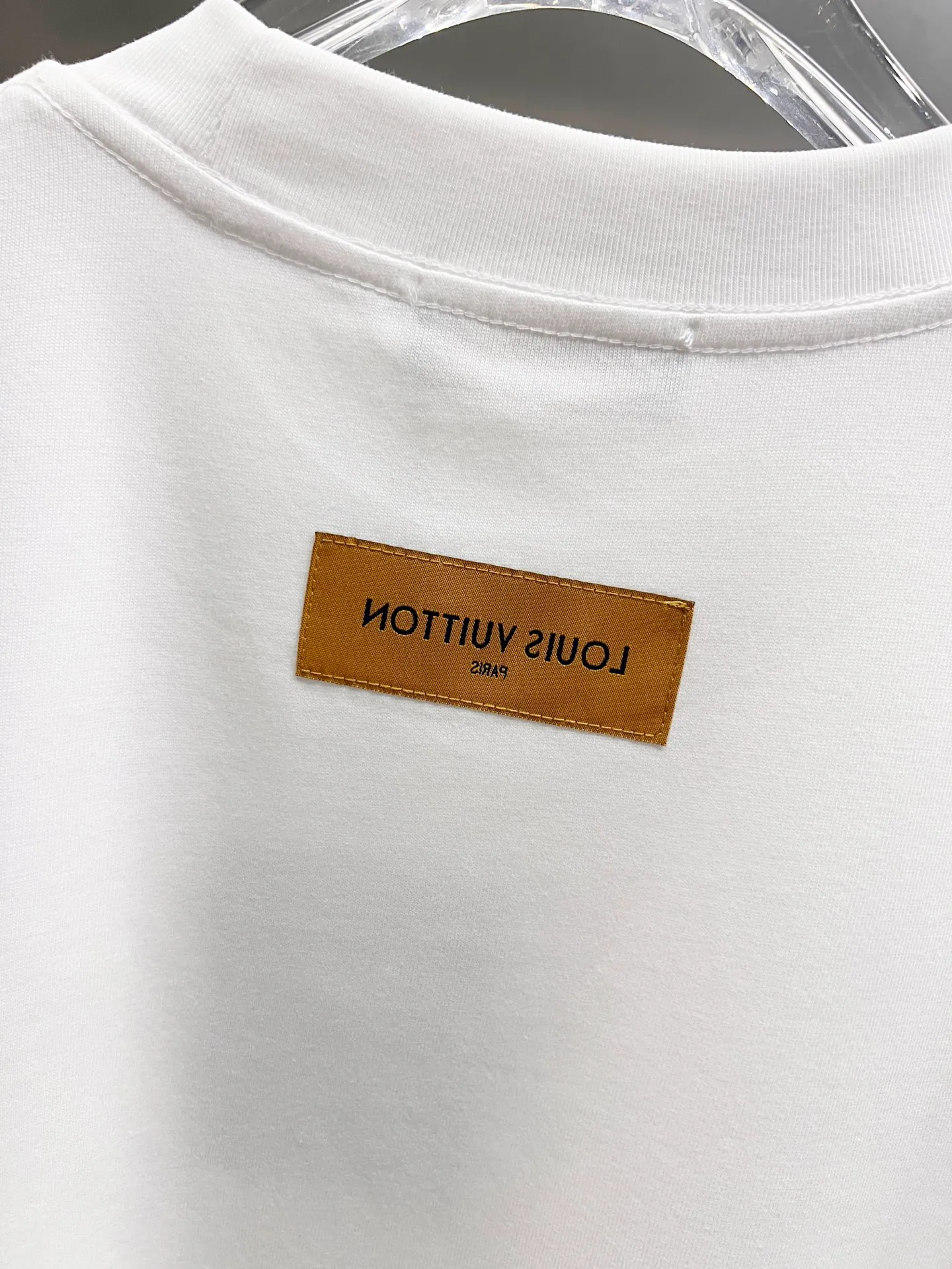 🅿️190 1v Louis* 2025 autumn and winter new style classic letter three-dimensional craft design high-end version! Highly breathable and comfortable, customized double yarn plain cotton fabric. Short-sleeved T-shirt. Same style for men and women. Sizes S M L XL XXL Five sizes black white